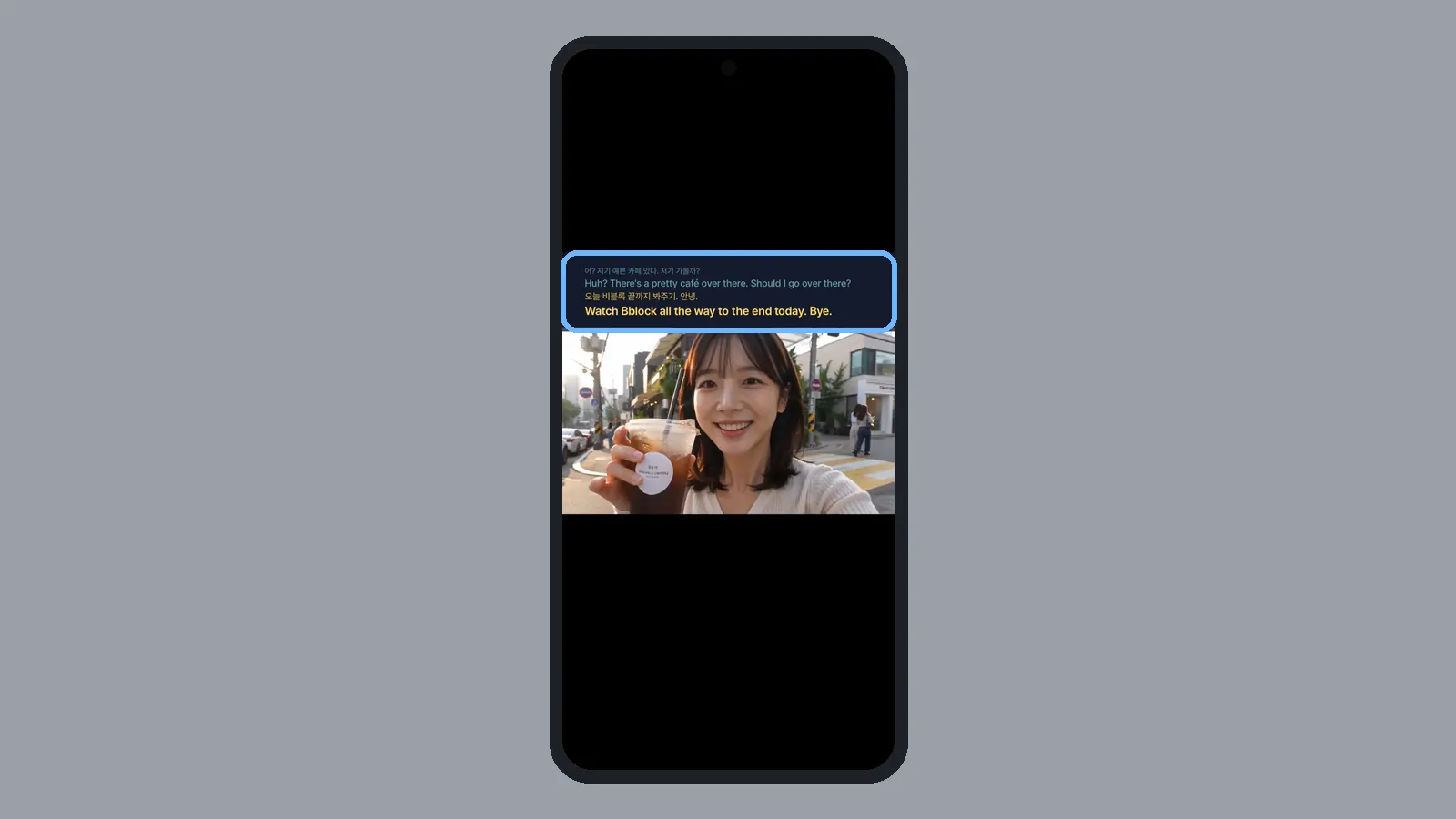 세로로 재생되는 짧은 라이브 영상 화면 위쪽에 CCPlay 원문·번역 자막 창이 겹쳐 떠 있는 안드로이드 화면